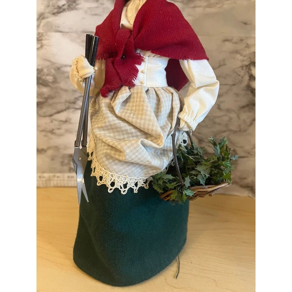 Byers Choice 2000 Exclusive Winterthur Holly Gatherer Gardener